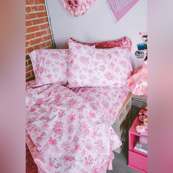 NEW Dolls Kill Home “Floating Roses” Bed Sheet Set Home Accent - Picture 2 of 8